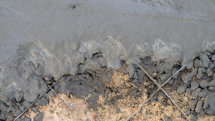 Liquid cement and stone are divided into half of the pouring of the floor with ready-mixed concrete on a sand base and steel mesh for a strong, tightly held structure.