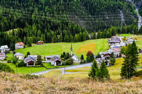 Cinuos-Chel, Kirche, Dorf, Wanderweg, Engadin, Herbst, Engadin, Alpen, Landwirtschaft, Felder, Bergwiesen, Inn, Fluss, Inntal, Graub&uuml;nden, Schweiz