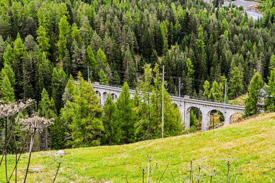 Cinuos-Chel, Wanderweg, Herbstfarben, Engadin, Herbst, Alpen, Landwirtschaft, Felder, Bergwiesen, Eisenbahnbr&uuml;cke, Bergstrasse, Inn, Fluss, Inntal, Graub&uuml;nden, Schweiz