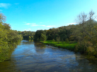 Rivi&egrave;re au c&oelig;ur d'une for&ecirc;t