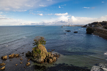 雨晴海岸・女岩と立山連峰（ドローンによる空撮）