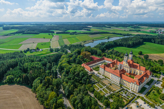 Die Gemeinde Roggenburg im Kreis Neu-ulm in Bayern im Luftbild