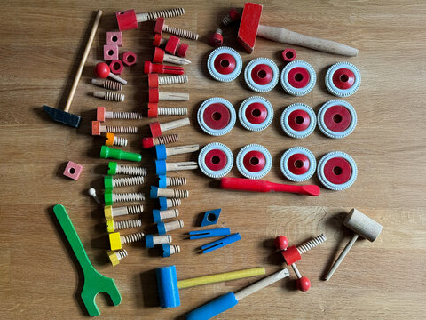 Kinderwerkzeug-Set aus Holz. 