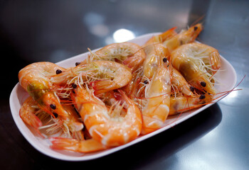 Close up unpeeled boiled or salt roasted shrimp, seafood concept. Food photography, seafood meal in Thai local restaurant