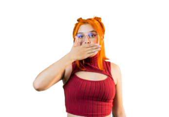 retrato de joven en fondo trasparente tapando su boca con la mano - foto de stock 