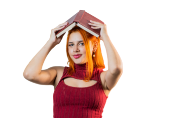 joven mujer con un libro abierto en la cabeza, concepto de estudio e inteligencia 
