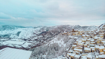 Ciudad de Pietrapertosa en las Dolomitas Lucanas, montañas de Italia en Basilicata 
