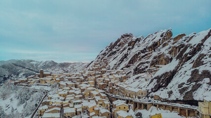 Ciudad de Pietrapertosa en las Dolomitas Lucanas, montañas de Italia en Basilicata 