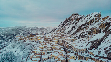 Ciudad de Pietrapertosa en las Dolomitas Lucanas, montañas de Italia en Basilicata 