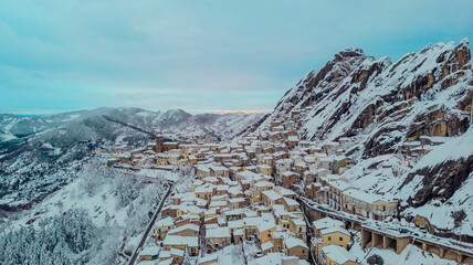 Ciudad de Pietrapertosa en las Dolomitas Lucanas, montañas de Italia en Basilicata 