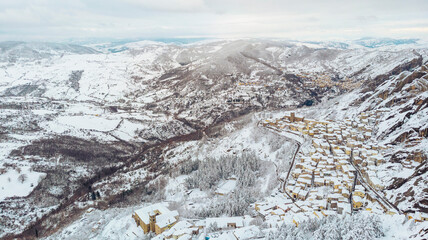 Ciudad de Pietrapertosa en las Dolomitas Lucanas, montañas de Italia en Basilicata 