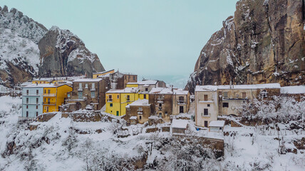 Ciudad de Pietrapertosa en las Dolomitas Lucanas, montañas de Italia en Basilicata 