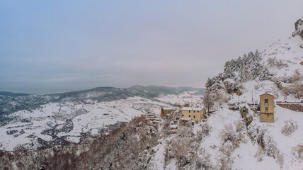 Ciudad de Pietrapertosa en las Dolomitas Lucanas, montañas de Italia en Basilicata 