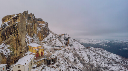 Ciudad de Pietrapertosa en las Dolomitas Lucanas, montañas de Italia en Basilicata 