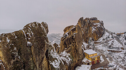 Ciudad de Pietrapertosa en las Dolomitas Lucanas, montañas de Italia en Basilicata 