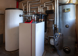 - Wärmepumpe mit Pufferspeicher und Warmwasserbehälter in einem Anschlussraum eines Doppelhauses...