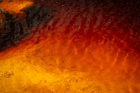 aguas rojas de &aacute;cido, con alto contenido en metales pesados: hierro (el m&aacute;s abundante), cobre, cadmio, manga de hierro en las aguas rojas de Rio Tinto en Huelva, Espa&ntilde;a que asemeja al plantea de Marte