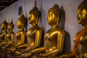Obraz premium Old Beautiful Golden Buddha Many statues at Wat Phra Si Rattana Mahathat also colloquially referred to as Wat Yai is a Buddhist temple It is a major tourist is Public places in Phitsanulok,Thailand.