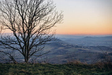 Obraz premium Landscape on Plateau de Gergovie near Clermont-Ferrand on a winter sunset