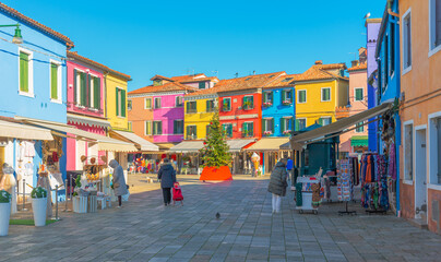 Obraz premium Festive square with colorful shops and a Christmas tree in Burano
