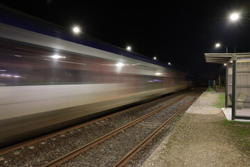 Photo de nuit passage d’un train TER à la gare de Gauriaguet