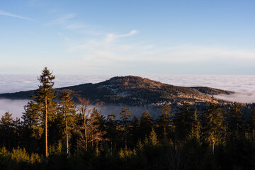 Blick vom Großen Feldberg im Taunus auf den Gipfel des Altkönigs