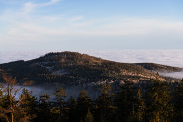 Blick vom Großen Feldberg im Taunus auf den Gipfel des Altkönigs