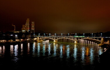 Der Rhein in Basel bei Nacht
