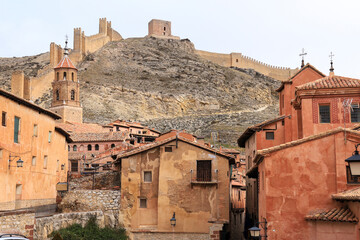 Obraz premium Beautiful view of Albarracin town, the walls and The Santiago Apostol church