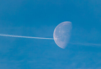 waning moon at the beginning of the year at dusk! © AGUS