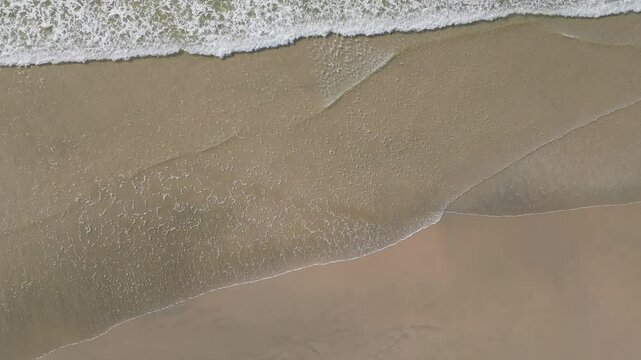 Imagens a&eacute;reas deslumbrantes da praia de Itanha&eacute;m, S&atilde;o Paulo, capturadas por drone. Paisagens paradis&iacute;acas com mar, areia e natureza exuberante. Ideal para turismo e marketing.