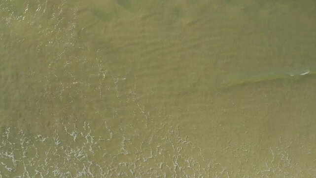 Imagens a&eacute;reas deslumbrantes da praia de Itanha&eacute;m, S&atilde;o Paulo, capturadas por drone. Paisagens paradis&iacute;acas com mar, areia e natureza exuberante. Ideal para turismo e marketing.