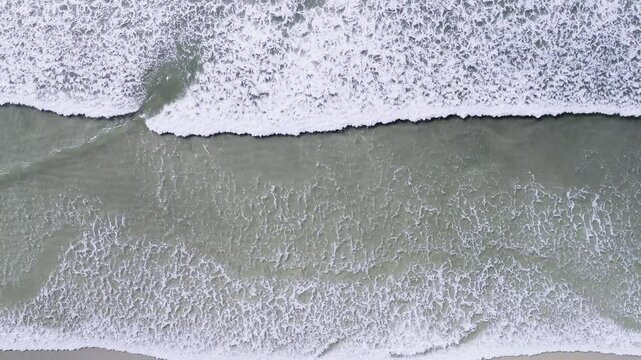 Imagens a&eacute;reas deslumbrantes da praia de Itanha&eacute;m, S&atilde;o Paulo, capturadas por drone. Paisagens paradis&iacute;acas com mar, areia e natureza exuberante. Ideal para turismo e marketing.