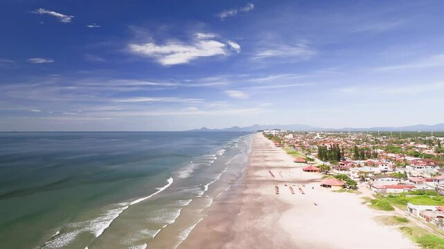 Imagens a&eacute;reas deslumbrantes da praia de Itanha&eacute;m, S&atilde;o Paulo, capturadas por drone. Paisagens paradis&iacute;acas com mar, areia e natureza exuberante. Ideal para turismo e marketing.