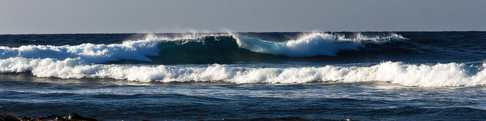 Fototapeta premium Ocean Waves with Breaking Crest