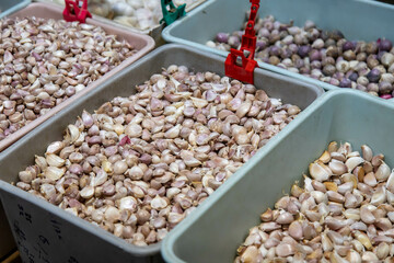 cassetta piena di spicchi di aglio