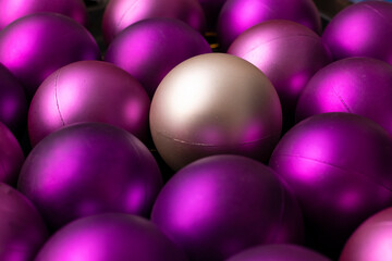 varias esferas magentas, al centro una esfera mas grande dorada