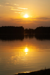 Naklejka premium beautiful and picturesque sunset landscape on the lake