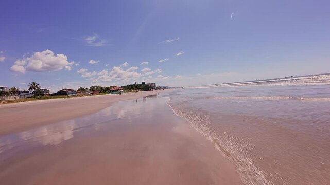 Imagens a&eacute;reas deslumbrantes da praia de Itanha&eacute;m, S&atilde;o Paulo, capturadas por drone. Paisagens paradis&iacute;acas com mar, areia e natureza exuberante. Ideal para turismo e marketing.