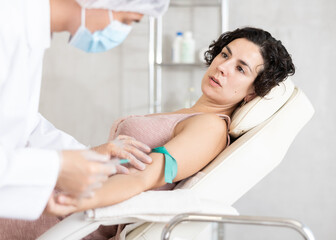 Obraz premium Anesthesia procedure before surgery in a cosmetology clinic