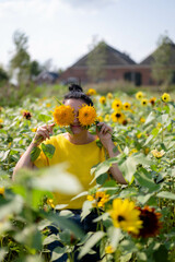 Meisja yellow blouse and sunflower field. Beautiful sunny day.
