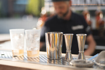 the bartender behind the bar makes an alcoholic cocktail