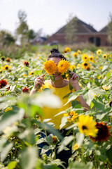 Meisja yellow blouse and sunflower field. Beautiful sunny day.