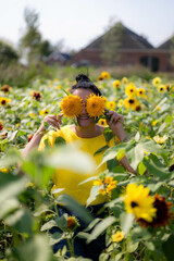 Meisja yellow blouse and sunflower field. Beautiful sunny day.