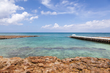 Fototapeta premium Grand Cayman Island Rocky Beach And A Pier