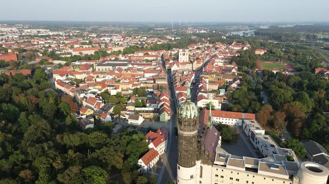 Lutherstadt Wittenberg: Die Stadt in der Abendsonne und die &uuml;berfluteten Elbwiesen
