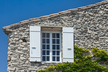 Bruchsteinhaus mit weißen Fensterläden, Vaison-la-Romaine
