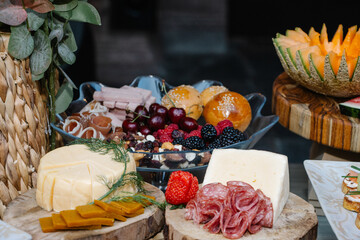 Mesa de quesos y charcutería