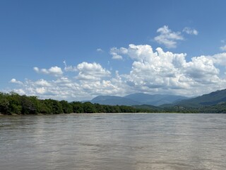 Rio Magdalena hermoso en nubes blanca en el cielo azul