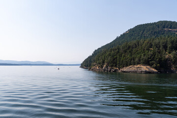 Obraz premium Panorama of the Strait of Georgia on a overcast cloudy summer day